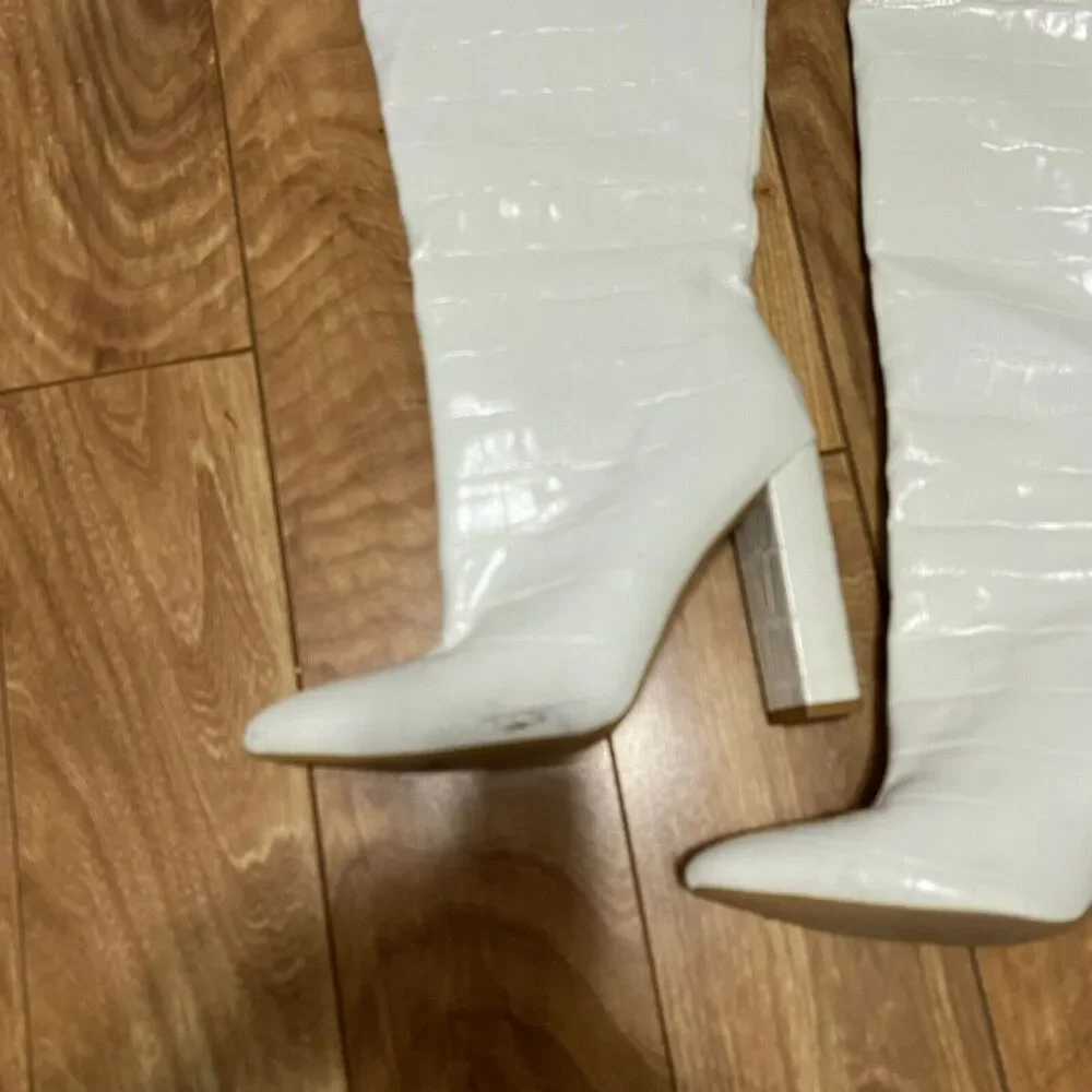 Pretty Little Things Tall Boots Size 7 White Crocodile Block Heel 70s Retro Y2K